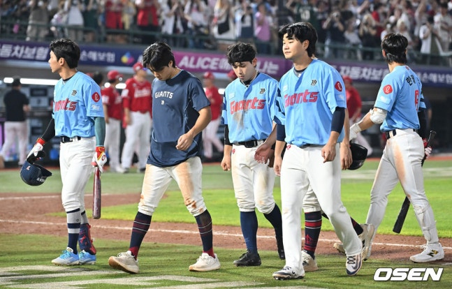 롯데 선수들이 8일 사직 SSG전에서 0-1로 패배한 후 아쉬움을 드러내고 있다. 