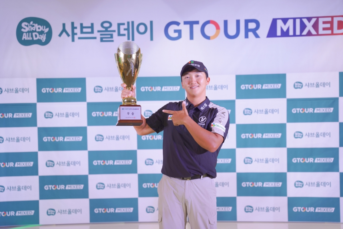지난 29일(토) 대전 골프존조이마루에서 열린 ‘2025 샤브올데이 GTOUR MIXED’ 2차 대회 우승자 김홍택이 기념사진을 촬영하고 있다.