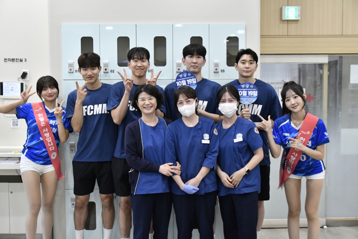 대전 으능정이 헌혈의집 간호사와 삼성화재선수단. /사진=삼성화재 배구단 제공