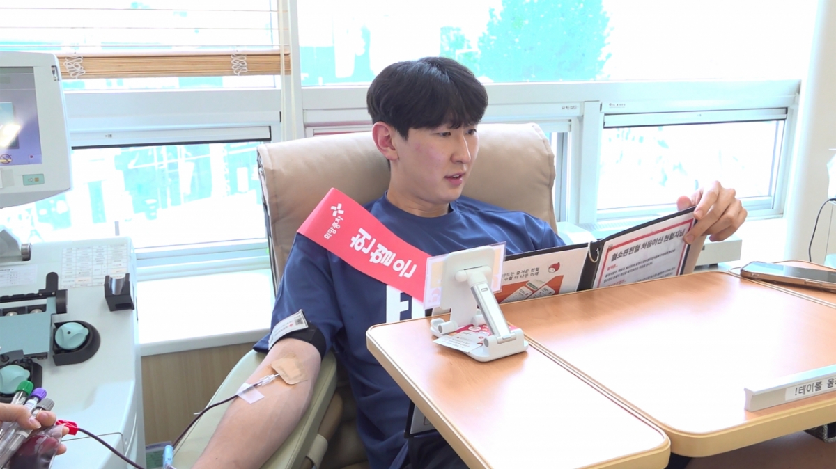 헌혈중인 삼성화재 김준우. /사진=삼성화재 배구단 제공