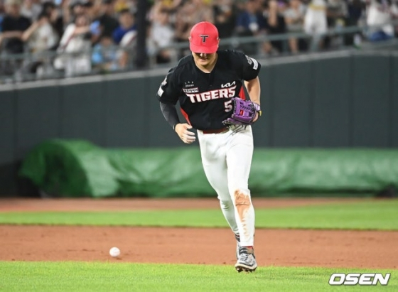 KIA 김도영이 7일 롯데전에서 5회말 무사 1루 상황 때 롯데 자이언츠 윤동희의 타구를 처리하다가 왼쪽 햄스트링 쪽에 통증을 느끼고 있다.