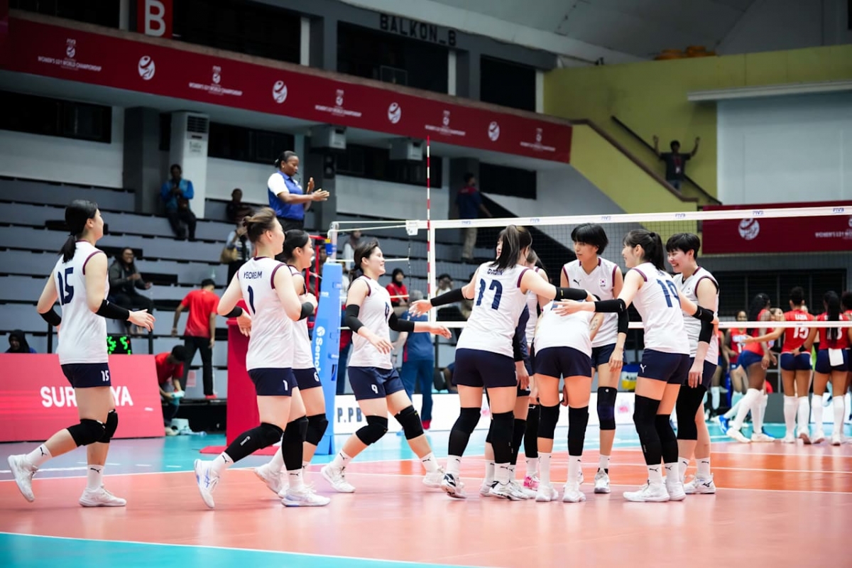 대한민국 21세 이하(U-21) 여자배구 대표팀이 11일(한국시간) 인도네시아 수라바야에서 열린 2025 국제배구연맹(FIVB) U-21 세계선수권대회 조별리그 B조 4차전에서 도미니키공화국을 3-0으로 꺾고 16강 진출을 확정한 뒤 기뻐하고 있다. /사진=FIVB 제공