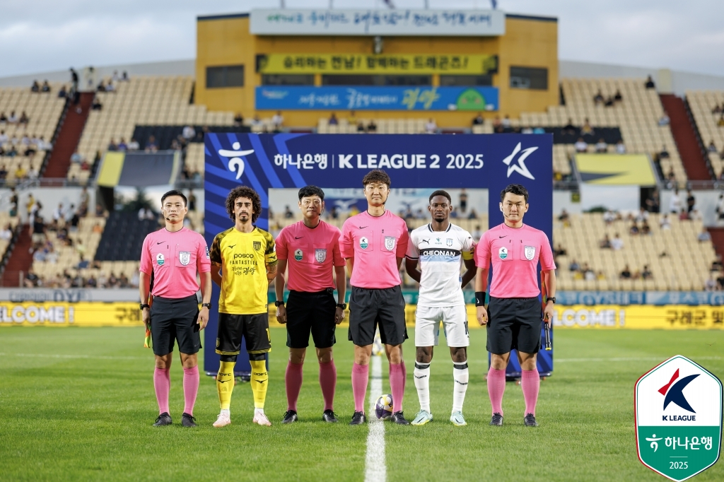 10일 전남 광양축구전용구장에서 열린 전남 드래곤즈와 천안시티전을 앞두고 기념 사진을 촬영하고 있는 양 팀 주장과 심판진. /사진=한국프로축구연맹 제공