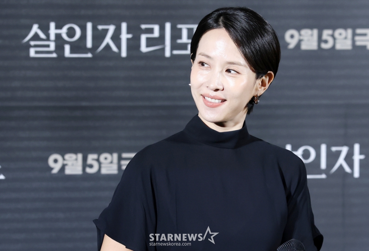 배우 조여정이 12일 서울 용산구 CGV 용산아이파크몰에서 열린 영화 '살인자 리포트'(감독 조영준) 제작보고회에 참석해 인사말을 하고 있다. '살인자 리포트'는 특종에 목마른 베테랑 기자 선주(조여정 분)에게 정신과 의사 영훈(정성일 분)이 연쇄살인을 고백하는 인터뷰를 요청하면서 벌어지는 이야기를 담은 영화로 오는 9월 5일 개봉한다. /2025.08.12 /사진=김휘선 hwijpg@