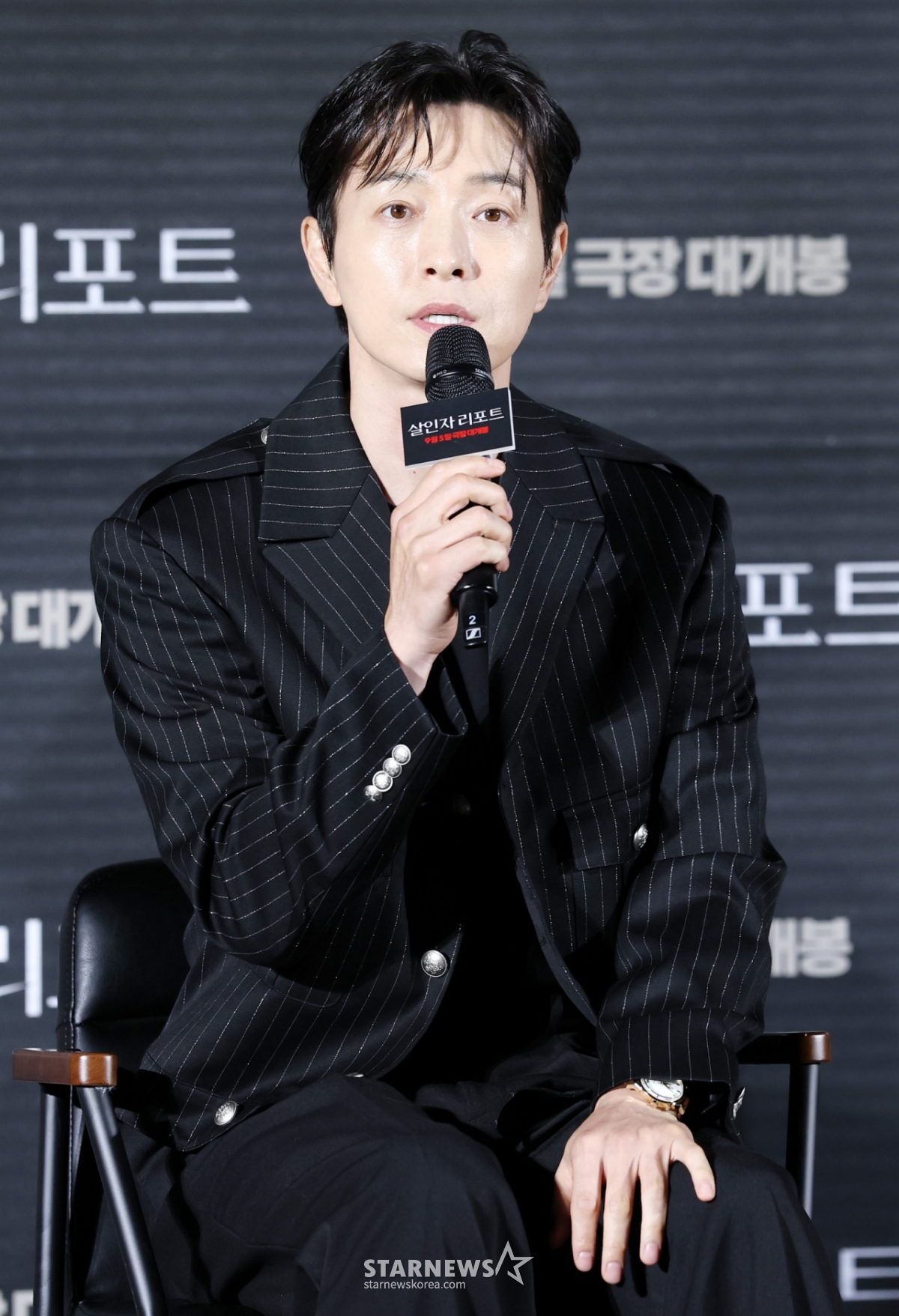 배우 정성일이 12일 서울 용산구 CGV 용산아이파크몰에서 열린 영화 '살인자 리포트'(감독 조영준) 제작보고회에 참석해 인사말을 하고 있다. '살인자 리포트'는 특종에 목마른 베테랑 기자 선주(조여정 분)에게 정신과 의사 영훈(정성일 분)이 연쇄살인을 고백하는 인터뷰를 요청하면서 벌어지는 이야기를 담은 영화로 오는 9월 5일 개봉한다. /2025.08.12 /사진=김휘선 hwijpg@