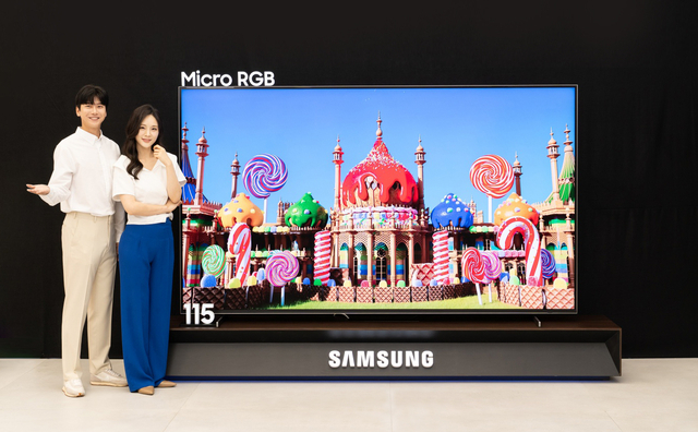 삼성전자가 12일 출시한 ‘마이크로 RGB TV’를 모델이 소개하고 있다.
