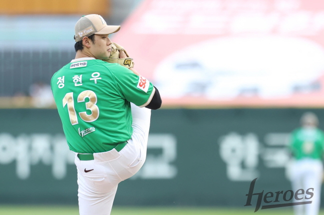 SSG전 선발 등판해 투구를 펼치는 정현우. /사진=키움 히어로즈 제공