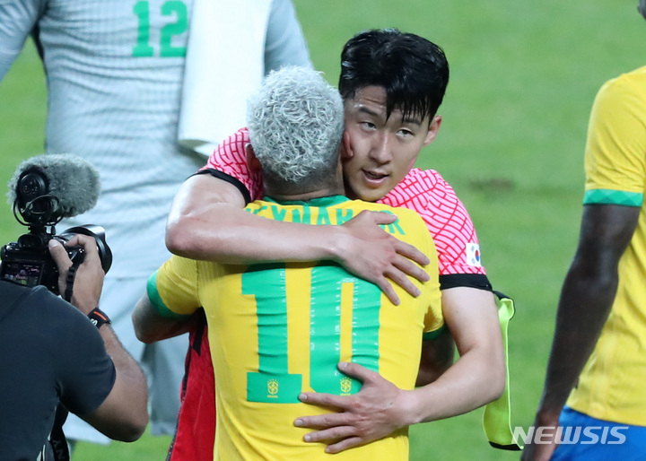 손흥민(위)과 네이마르가 포옹하고 있다. /사진=뉴시스