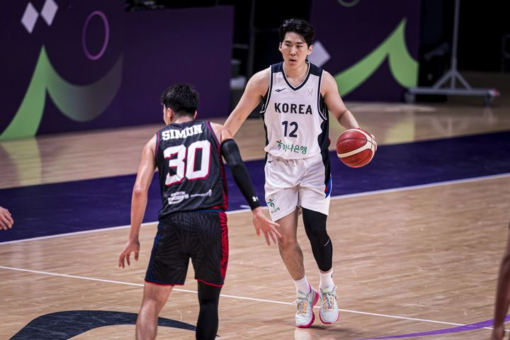 문정현(오른쪽)이 드리블하고 있다. /사진=FIBA 홈페이지 갈무리