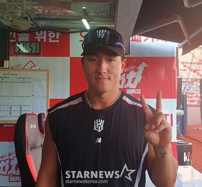 KT 안현민이 12일 수원 LG전을 앞두고 취재진의 사진 요청에 응하고 있다. /사진=김동윤 기자 