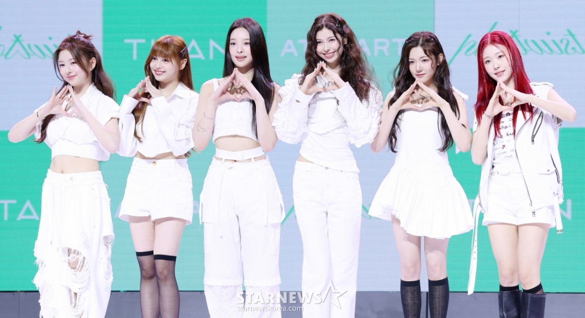 그룹 앳하트가 13일 서울 용산구 블루스퀘어에서 진행된 데뷔 앨범 'Plot Twist' 발매 기념 쇼케이스에서 포즈를 취하고 있다. /2025.08.13 /사진=김휘선 hwijpg@