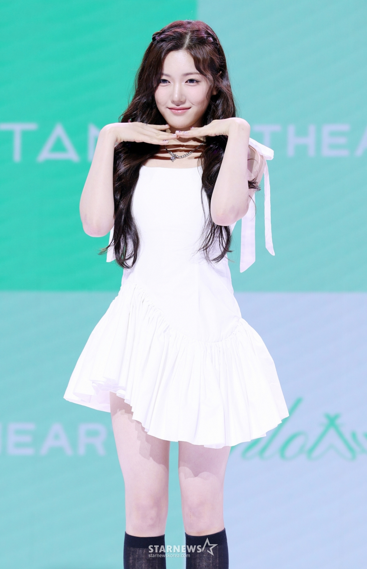 그룹 앳하트 서현이 13일 서울 용산구 블루스퀘어에서 진행된 데뷔 앨범 'Plot Twist' 발매 기념 쇼케이스에서 포즈를 취하고 있다. /2025.08.13 /사진=김휘선 hwijpg@