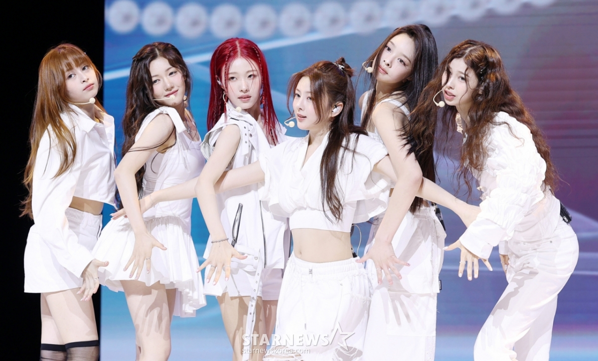 그룹 앳하트가 13일 서울 용산구 블루스퀘어에서 진행된 데뷔 앨범 'Plot Twist' 발매 기념 쇼케이스에서 멋진 무대를 선보이고 있다. /2025.08.13 /사진=김휘선 hwijpg@