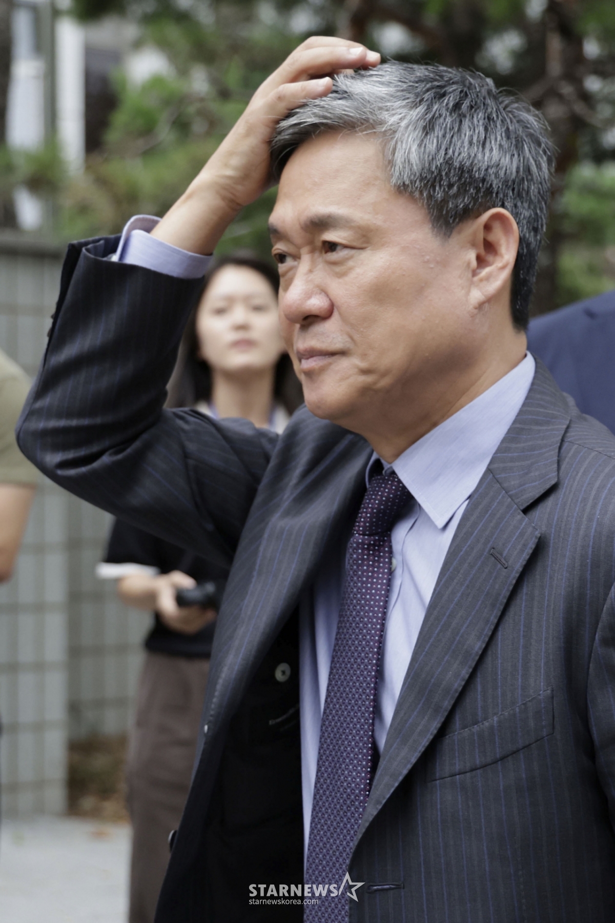 [서울=뉴시스] 최동준 기자 = 김성수 전 카카오엔터테인먼트 대표가 11일 서울 양천구 서울남부지방법원에서 열린 SM 시세조종 혐의 공판을 마치고 법원을 나서고 있다. 2024.09.11. photocdj@newsis.com /사진=최동준