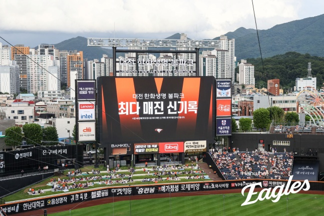 한화 구단은 13일 대전 롯데전에서 전광판을 통해 KBO 홈 최다 매진 신기록 달성 소식을 전했다. /사진=한화 이글스 제공