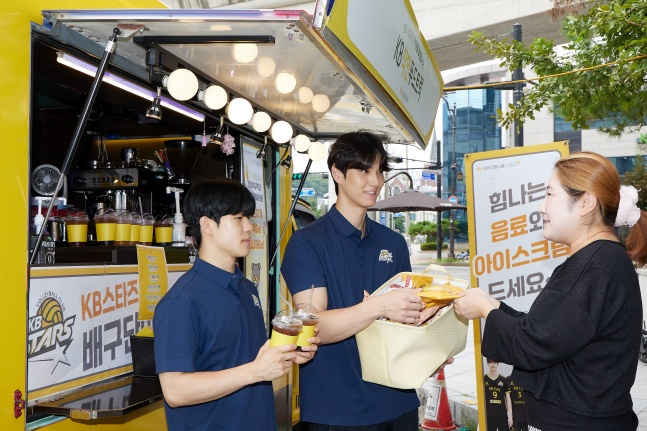성한희, 임성진(오른쪽)이 'KB착한푸드트럭'에 방문한 팬에게 직접 간식을 건네고 있다. /사진=KB손해보험 배구단 제공