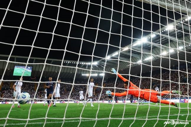 14일 오전 4시(한국시간) 이탈리아 블루에너지 스타디움에서 열린 2025 유럽축구연맹(UEFA) 슈퍼컵 결승 후반 도중 이강인의 왼발 슈팅이 토트넘 홋스퍼 왼쪽 골문 구석에 꽂히고 있다. /AFPBBNews=뉴스1