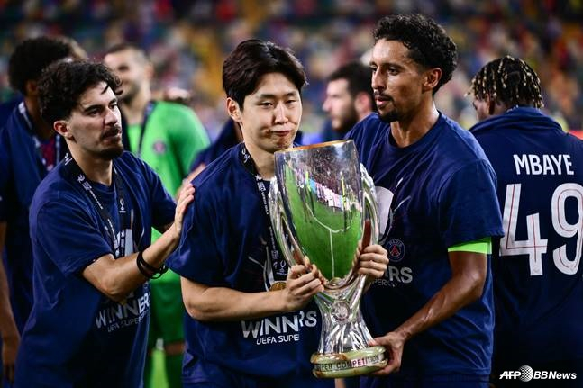 이강인(가운데)이 14일 오전 4시(한국시간) 이탈리아 블루에너지 스타디움에서 열린 2025 유럽축구연맹(UEFA) 슈퍼컵 우승을 차지한 뒤 트로피를 들고 있다. /AFPBBNews=뉴스1