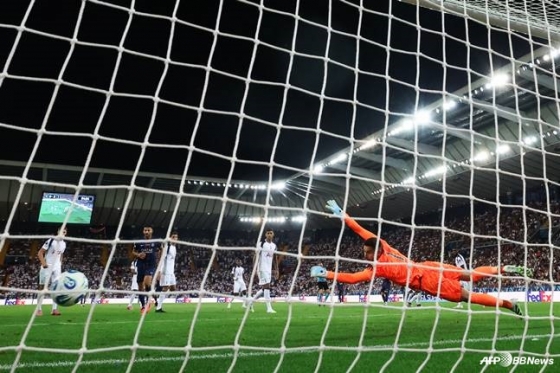 14일 오전 4시(한국시간) 이탈리아 블루에너지 스타디움에서 열린 2025 유럽축구연맹(UEFA) 슈퍼컵 결승 후반 도중 이강인의 왼발 슈팅이 토트넘 홋스퍼 왼쪽 골문 구석에 꽂히고 있다. /AFPBBNews=뉴스1