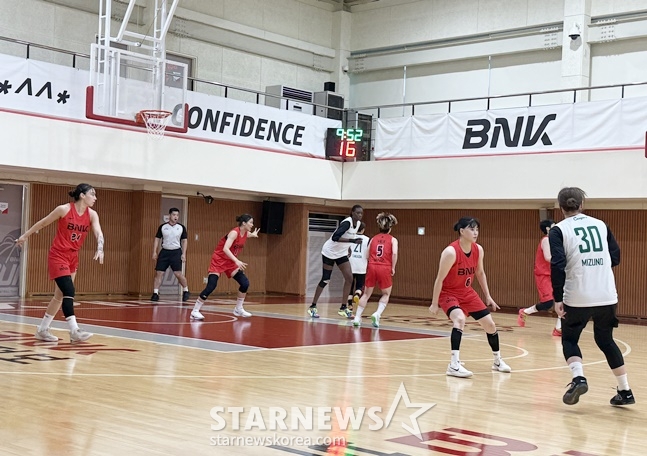 BNK가 14일 부산 기장군 BNK부산은행 연수원에서 히타치 하이테크와 연습경기를 하고 있다. /사진=양정웅 기자 
