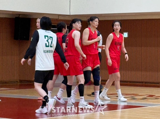 BNK가 14일 부산 기장군 BNK부산은행 연수원에서 히타치 하이테크와 연습경기를 하고 있다. /사진=양정웅 기자 