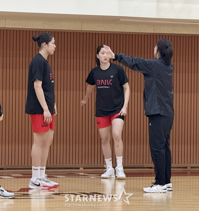 BNK 박정은 감독(맨 오른쪽)이 김도연(맨 왼쪽)과 박성진에게 지도를 하고 있다. /사진=양정웅 기자