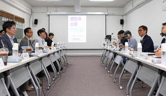 최휘영(오른쪽 2번째) 문화체육관광부 장관이 14일 영화계 각 분야 대표를 만나 소통 간담회를 갖고 있다. /사진=문체부
