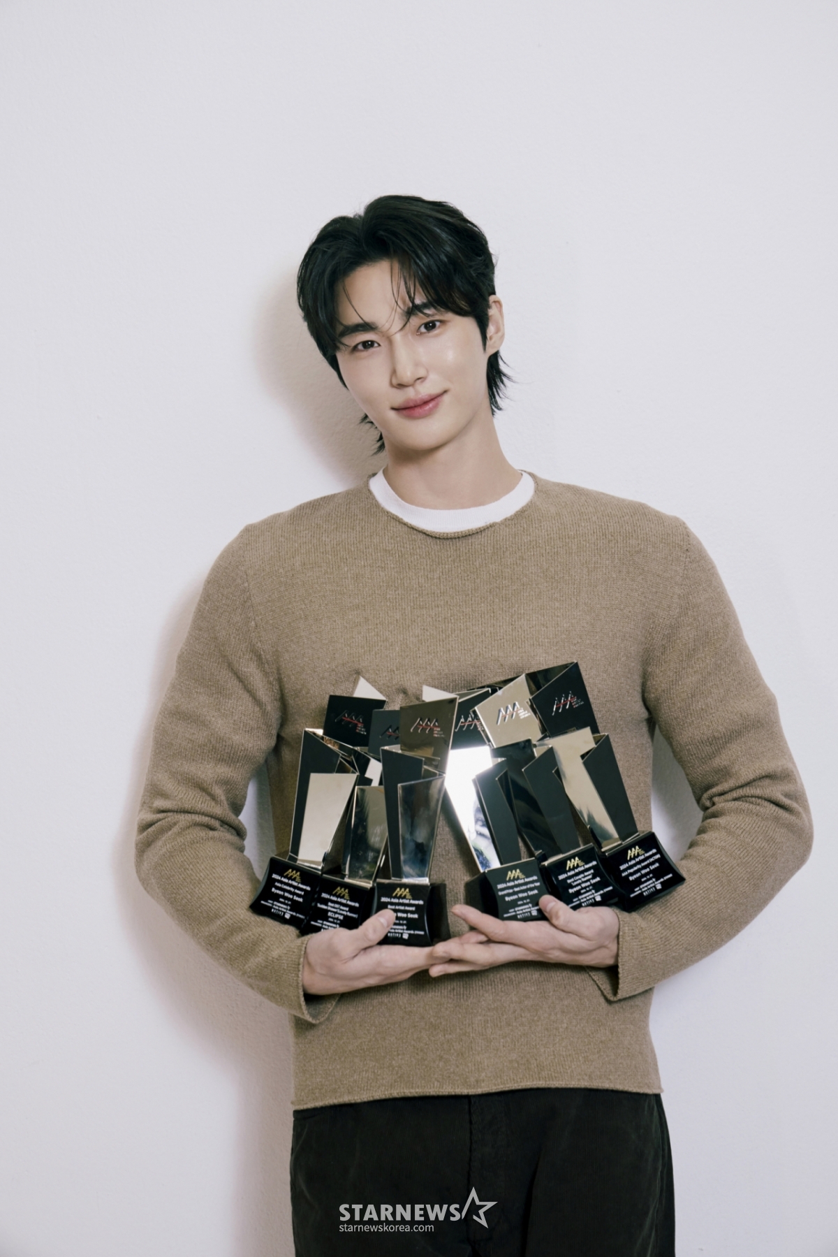 배우 변우석이 서울 종로구 스타뉴스 사옥에서 진행된 '제 9회 아시아 아티스트 어워즈'(The 9th Asia Artist Awards, 이하 'AAA 2024')' 수상 인터뷰를 위해 포즈를 취하고 있다.  변우석은 2024년 12월 27일(현지시각) 태국 방콕에서 열린 'AAA 2024'에서 '대상' 격인 '올해의 남우주연상'과 더불어 'AAA 인기상', 'AAA 아시아 셀러브리티상', '베스트 아티스트상', '베스트 커플상', '베스트 OST상' 등을 차지했다. / 사진제공=바로엔터테인먼트 /사진=김창현 chmt@