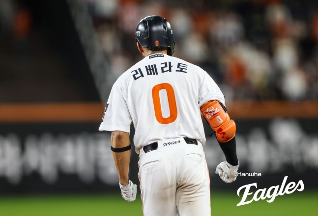 한화의 루이스 리베라토가 14일 대전 롯데전 9회말 동점 솔로포를 치고 그라운드를 돌고 있다. /사진=한화 이글스 제공 