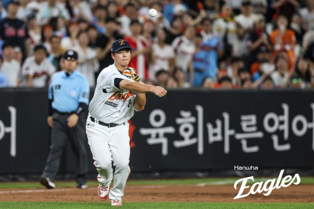 한화 3루수 노시환이 14일 대전 롯데전에서 송구하고 있다. /사진=한화 이글스 제공 