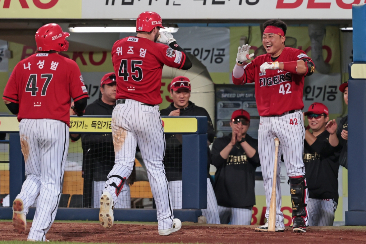 KIA 타이거즈 위즈덤(가운데)이 14일 대구 삼성전에서 6회 만루포를 터트린 뒤 동료들과 함께 기쁨을 나누고 있다. /사진=KIA 타이거즈 제공