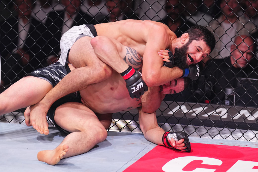 치마예프(왼쪽)가 그라운드에서 초크를 시도하고 있다. /사진=UFC 제공