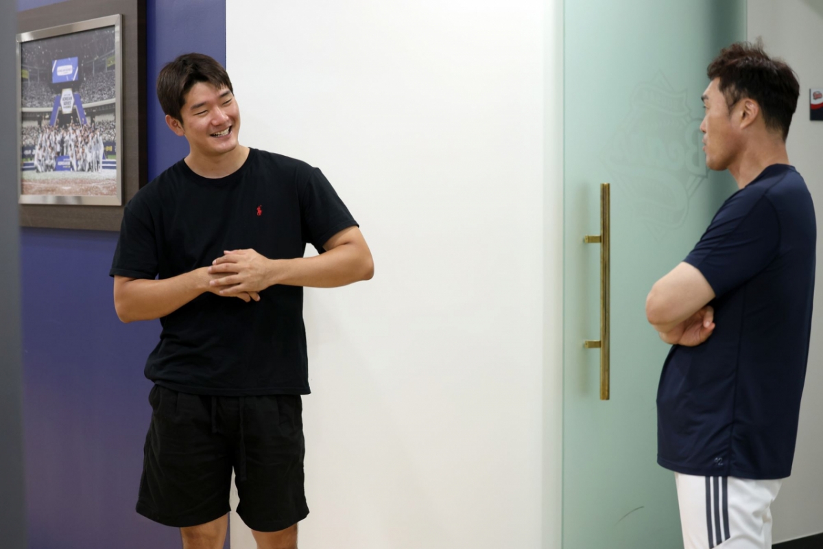 두산 베어스 조성환(오른쪽) 감독대행과 내야수 안재석. /사진=두산 베어스 제공