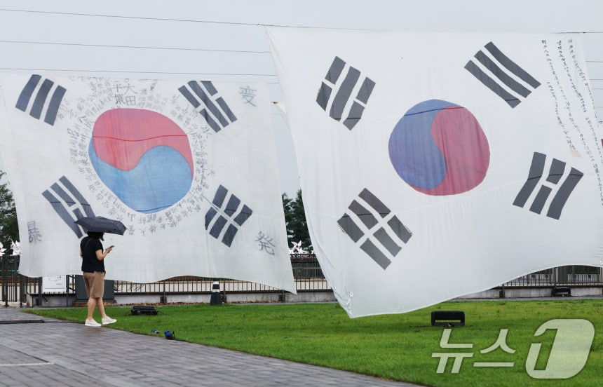 광복절인 15일 서울 용산구 노들섬에 시대별 태극기가 전시돼 있다. /사진=뉴스1