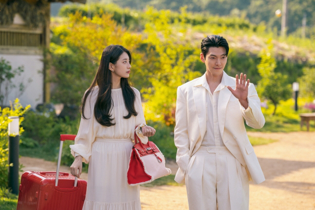 '다 이루어질지니' 수지, 김우빈 스틸 /사진=넷플릭스