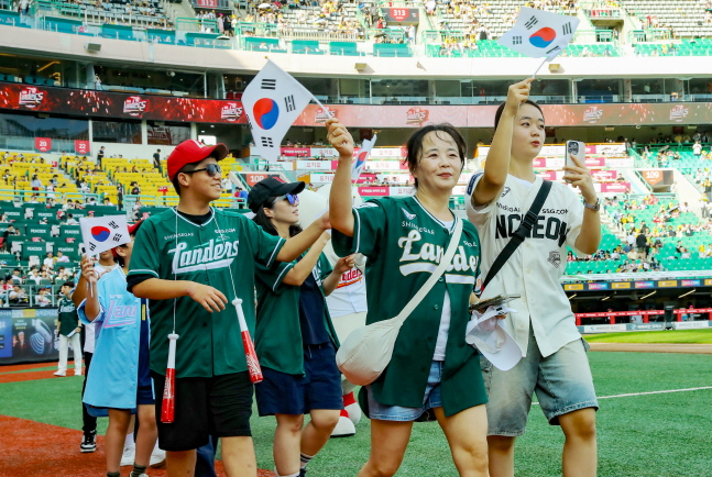 15일 SSG랜더스필드에서 열린 홈경기에 태극기를 들고 입장해 광복 레드 퍼레이드를 진행하고 있다. /사진=SSG 랜더스 제공
