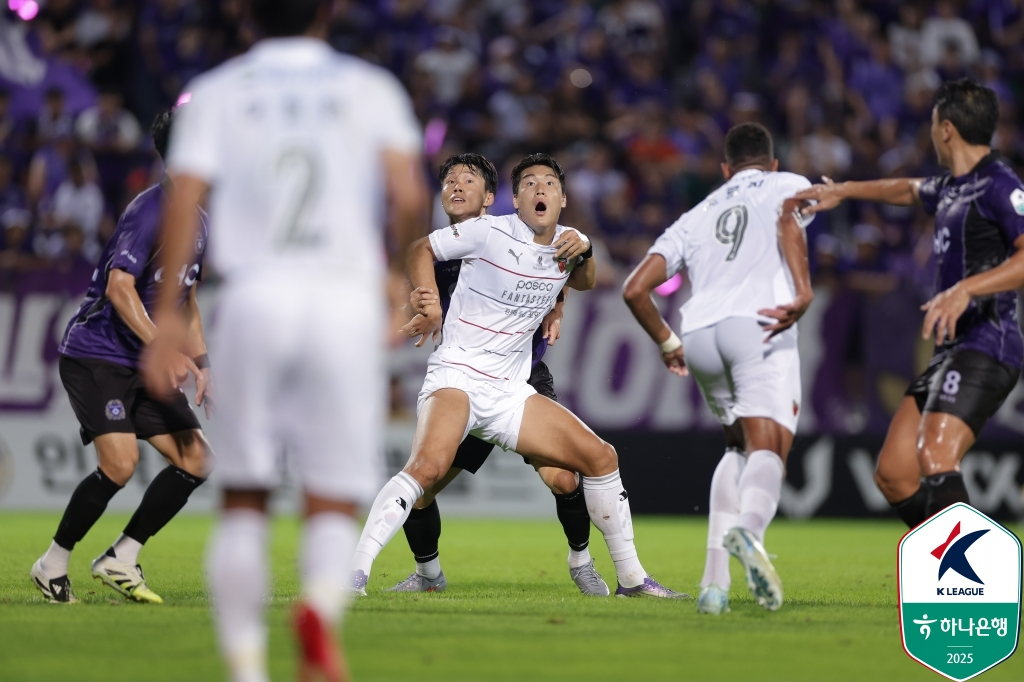 이창용과 몸싸움하는 이호재(가운데). /사진=한국프로축구연맹 제공