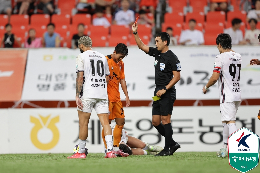 김준하(주황색 유니폼)가 레드카드를 받고 있다. /사진=한국프로축구연맹 제공