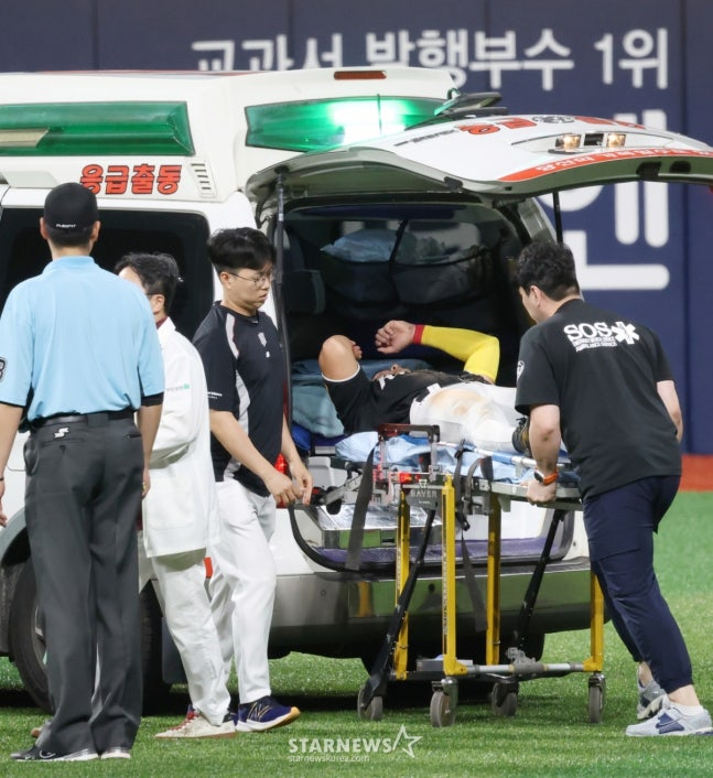 2025 신한 SOL Bank KBO리그키움 히어로즈 대 kt 위즈 경기가 15일 서울 고척스카이돔에서 열렸다.  KT 우익수 안현민이 8회말 키움 카디네스의 2루타를 수비하다 부상을 당한 후 고통을 호소하고 있다. 안현민은 앰뷸란스를 타고 병원으로 직행했다. /사진=김진경 대기자