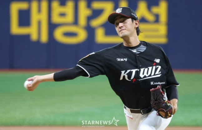 2025 신한 SOL Bank KBO리그키움 히어로즈 대 kt 위즈 경기가 15일 서울 고척스카이돔에서 열렸다.  KT 선발 고영표가 역투하고 있다. /사진=김진경 대기자 