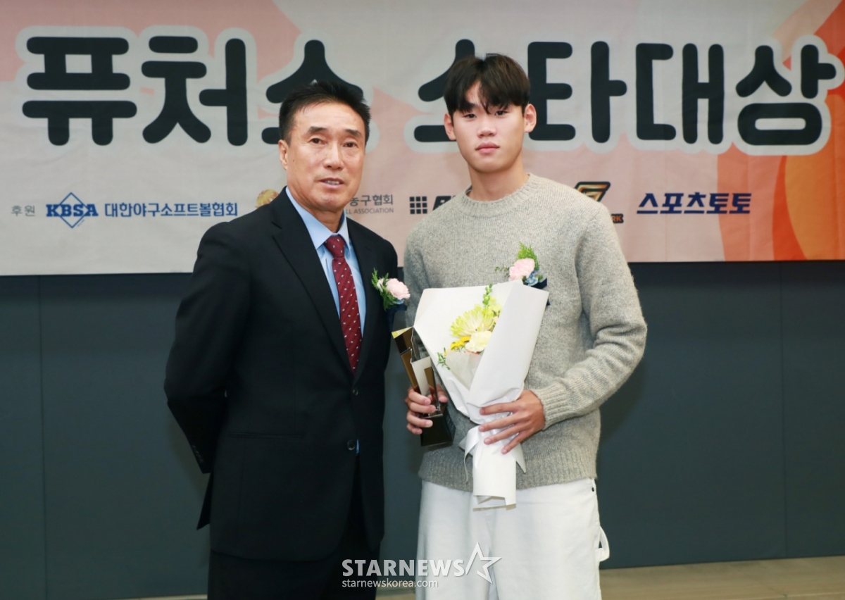 지난해 11월 서울 프레스센터에서 진행된 2024 퓨처스 스타대상 시상식(주최 스타뉴스)에서 축구부문 스타상을 수상한 박승수가 하석주 대한축구협회 부회장과 포즈를 취하고 있다.  ‘퓨처스 스타대상’은 한국 스포츠 발전과 아마추어 체육 활성화에 기여하고자 제정됐다. /사진=이동훈 기자
