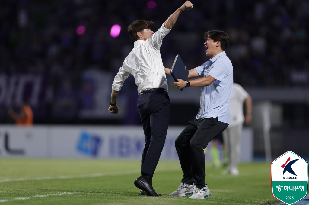 김은중(왼쪽) 수원FC 감독이 FC안양전 승리 후 주먹을 불끈 쥐고 있다. /사진=한국프로축구연맹 제공