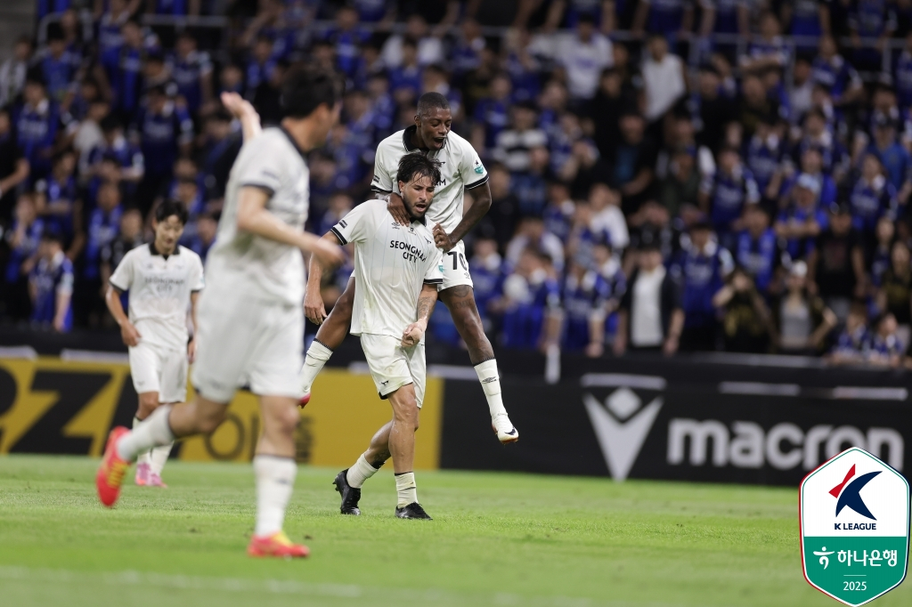 성남FC 프레이타스가 16일 인천축구전용경기장에서 열린 인천 유나이티드전에서 골을 넣은 뒤 골 세리머니를 하고 있다. /사진=한국프로축구연맹 제공
