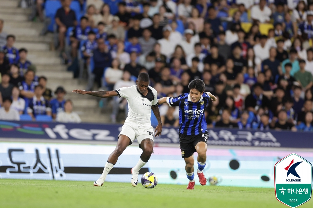 16일 인천축구전용경기장에서 열린 인천 유나이티드와 성남FC의 경기, 치열한 볼 경합을 펼치고 있는 인천 최승구(오른쪽)와 성남 레안드로. /사진=한국프로축구연맹 제공