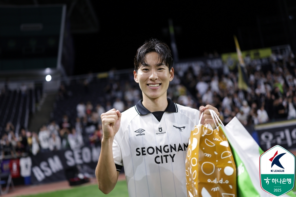 성남FC 이정빈이 16일 인천축구전용경기장에서 열린 인천 유나이티드전 승리 후 기념 사진을 촬영하고 있다. /사진=한국프로축구연맹 제공
