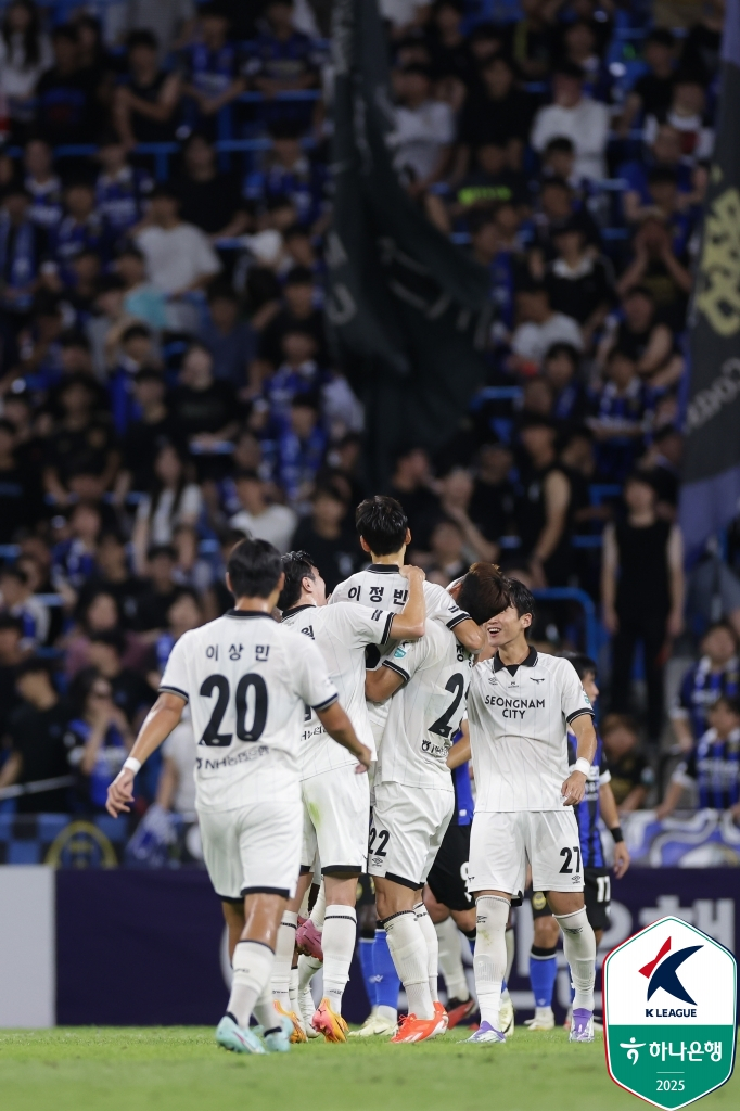 성남FC 이정빈이 16일 인천축구전용경기장에서 열린 인천 유나이티드전에서 골을 넣은 뒤 동료들의 축하를 받고 있다. 이날 이정빈은 골을 넣은 뒤 친정팀 인천 예우 차원에서 세리머니를 하지 않았다. /사진=한국프로축구연맹 제공