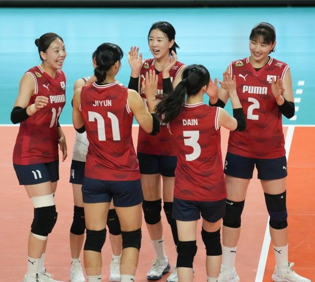 16일 경남 진주체육관에서 열린 2025 코리아인비테이셔널 진주 국제여자배구대회 5차전에서 일본을 꺾고 기뻐하고 있는 한국 대표팀 선수들. /사진=대한배구협회 제공