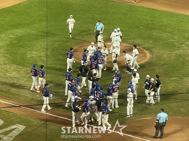 NC 다이노스와 한화 이글스 선수들이 벤치 클리어링을 일으키고 있다. /사진=양정웅 기자 