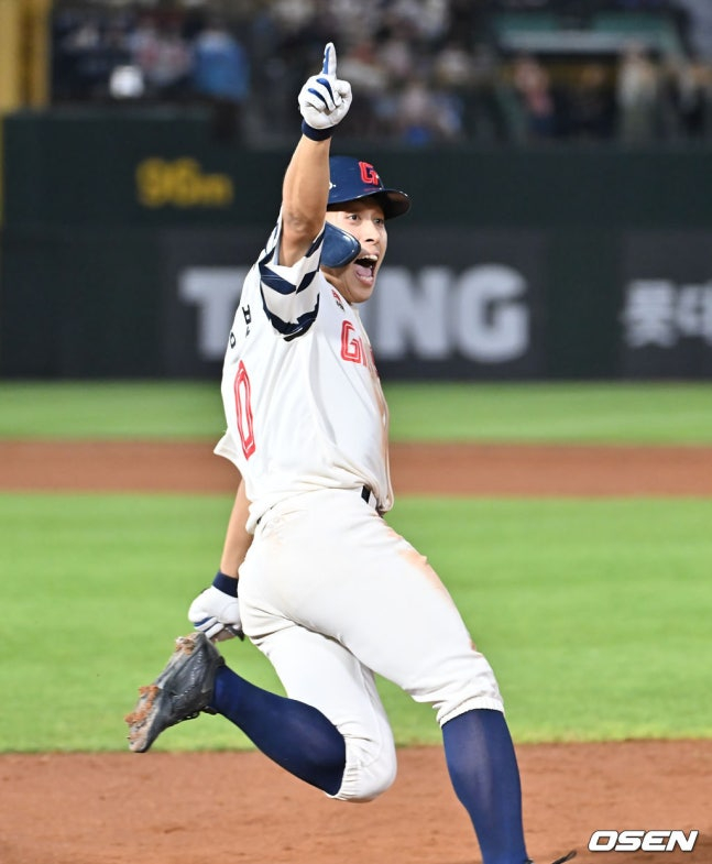 롯데 황성빈이 17일 사직 삼성전에서 9회말 동점 솔로홈런을 터트리고 있다.