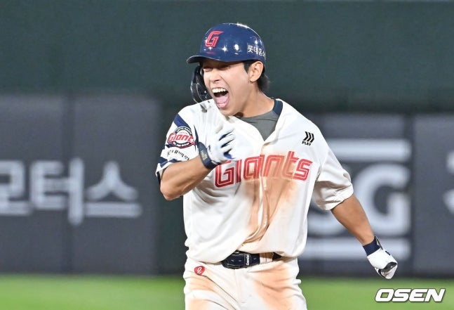 롯데 황성빈이 17일 사직 삼성전에서 9회말 동점 솔로포를 친 후 환호하고 있다.